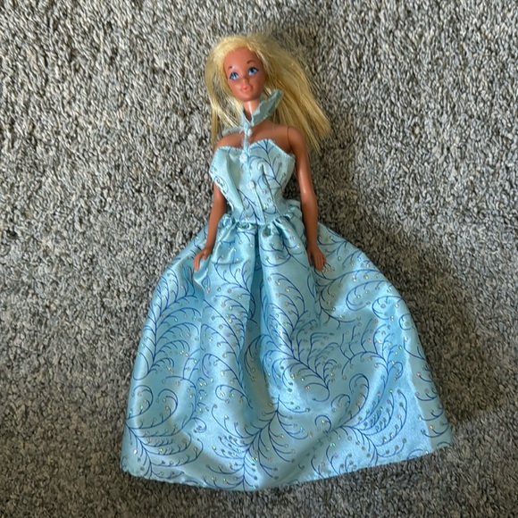 Vintage 1966 Barbie with dress - Picture 1 of 1